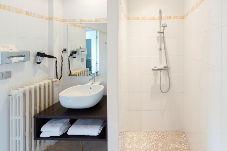 Bathroom 3, Le Germinal, Ille-et-Vilaine