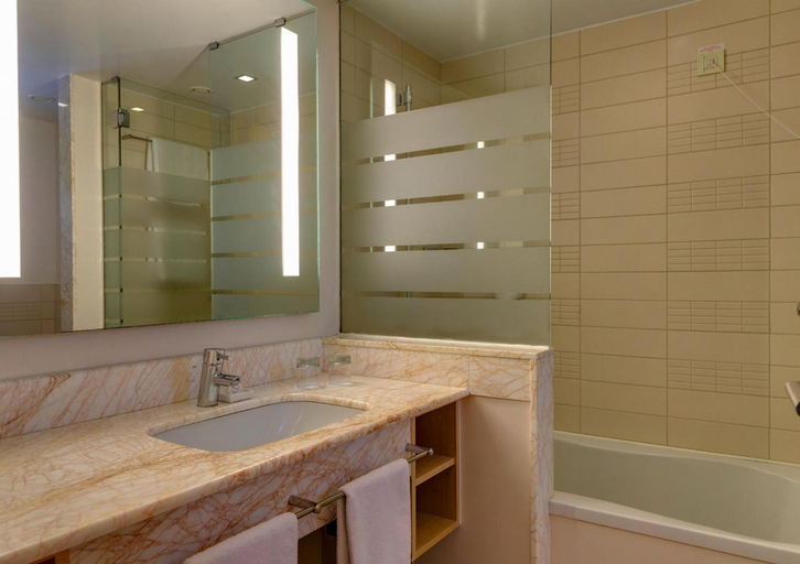 Bathroom 4, Robinson Club Daidalos, South Aegean