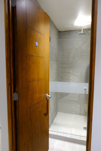 Bathroom 2, izZzleep Aeropuerto Terminal 2, Mexico City