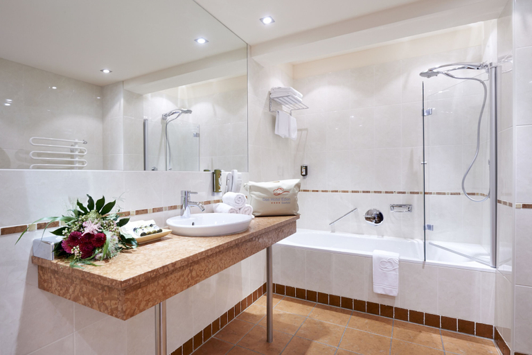 Bathroom 4, Das Hotel Eden - Das Aktiv- & Wohlfühlhotel in Tirol auf 1200m Höhe, Innsbruck Land