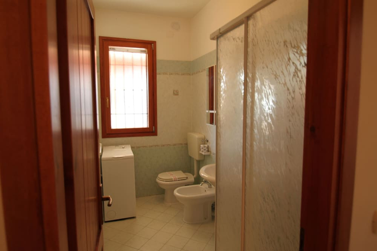 Bathroom 3, Begonia Villas, Ferrara