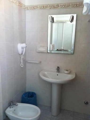 Bathroom, Hotel Europa, Gorizia
