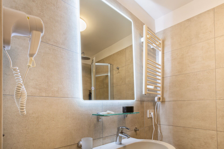 Bathroom 4, Hotel Falier, Venezia