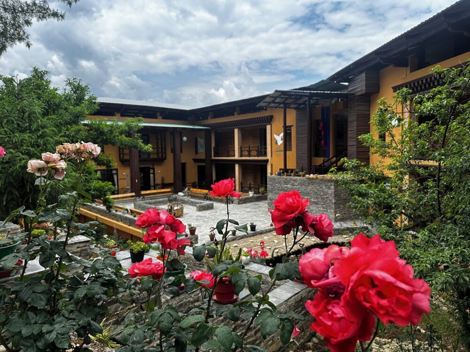Exterior & Views