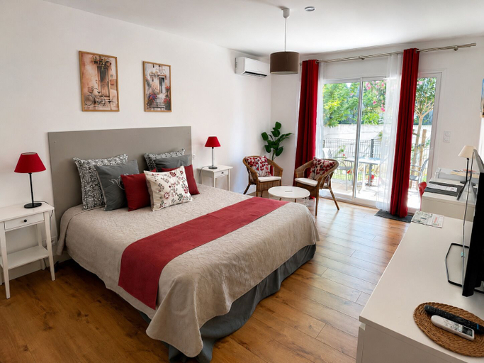 Bedroom 4, Lou Meinado, Bouches-du-Rhône