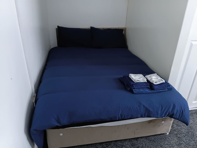 Room 1, Studio Sleeps 2 With Parking, Sandwell