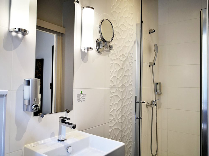 Bathroom 5, Hotel Nantes Voltaire Opéra, Loire-Atlantique