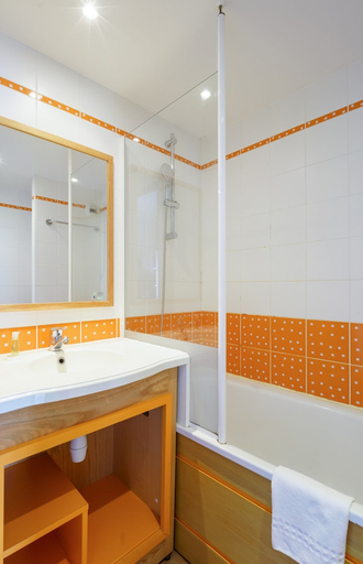 Bathroom 3, PIERRE AND VACANCES RESIDENCE LA CORNICHE DE LA PLAGE, Finistère