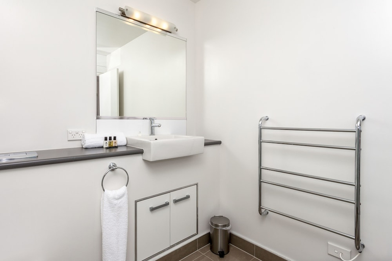 Bathroom 5, Sovereign Pier on the Waterways, Thames-Coromandel