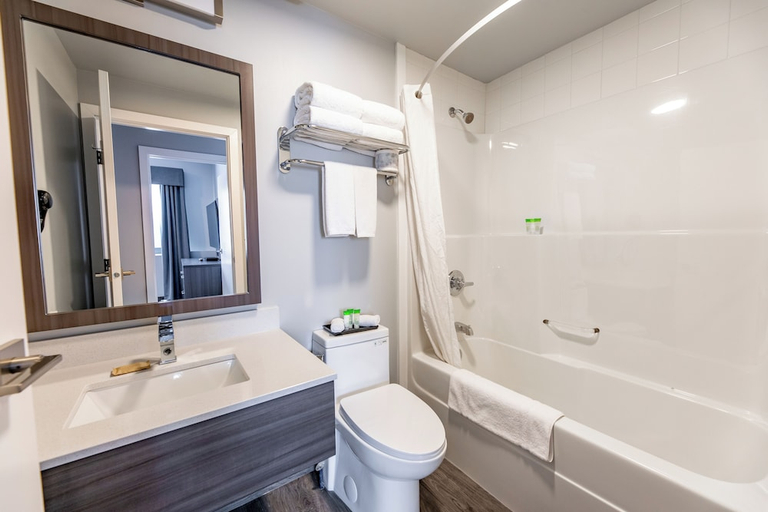 Bathroom 4, Bcminns Hinton, Division No. 14