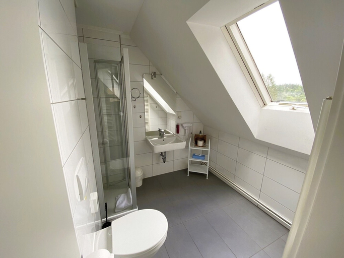 Bathroom 2, LIEBLINGSPLATZ, MEIN BERGHOTEL, Goslar