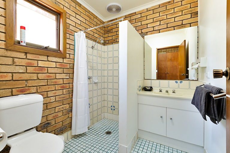 Bathroom 4, Statesman Motor Inn, Corowa