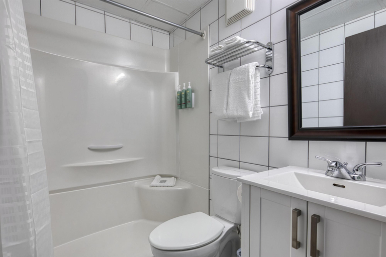 Bathroom 4, Stoke Hotel SureStay Collection by Best Western, Columbia-Shuswap