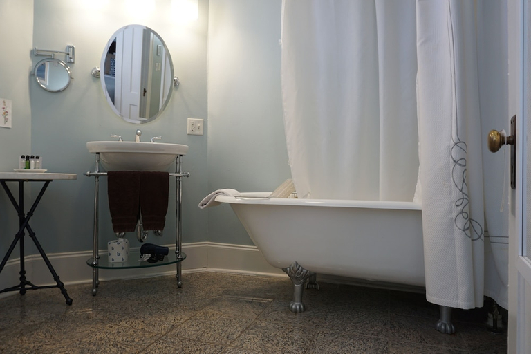 Bathroom, Princess Anne Hotel, Buncombe