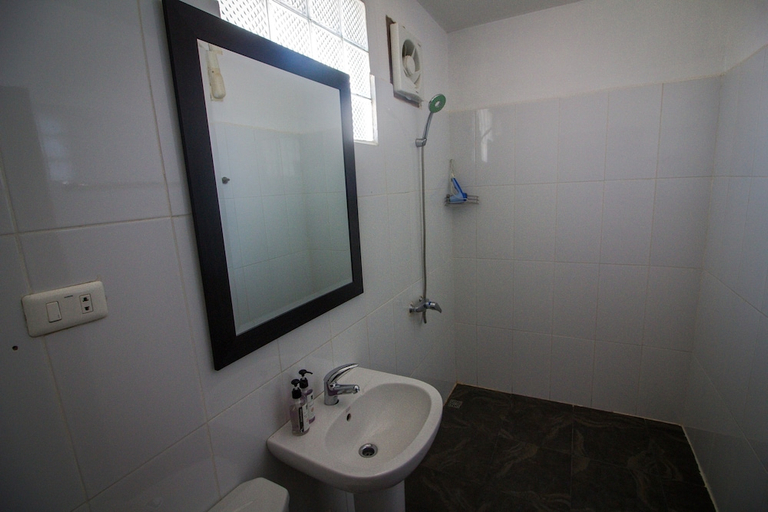 Bathroom 5, Silver Naga Hotel, Vangvieng