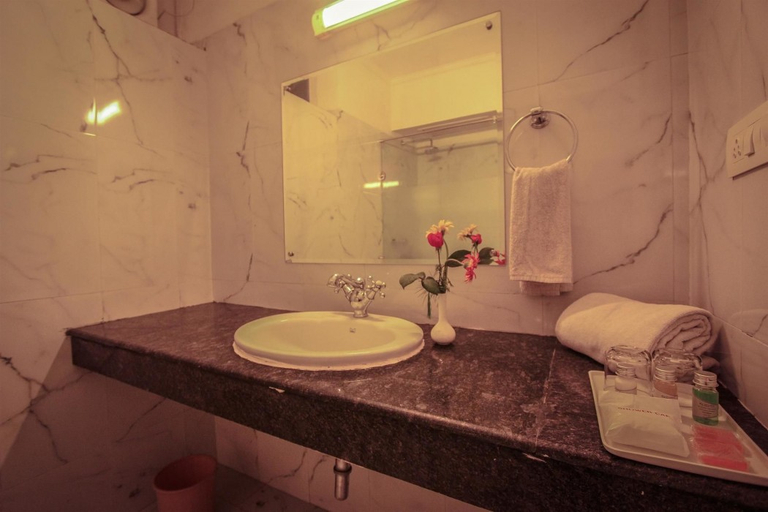 Bathroom 3, Golden Tulip Manali, Kullu
