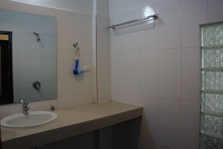 Bathroom 5, Silver Naga Hotel, Vangvieng