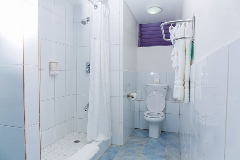 Bathroom 3, Infinity On The Beach