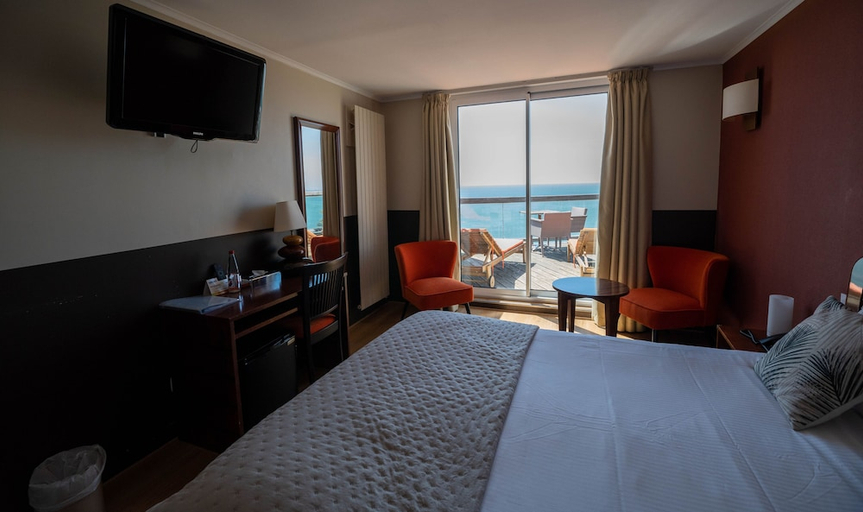 Bedroom 2, La Petite Rade Hotel, Seine-Maritime