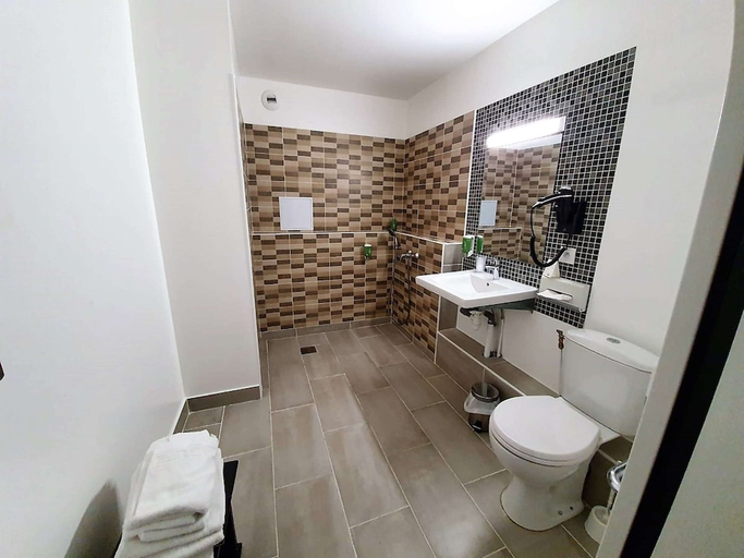 Bathroom 3, Kyriad Saint Fargeau Ponthierry Apollonia, Seine-et-Marne