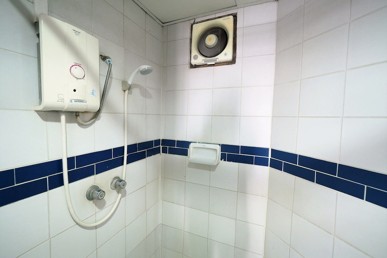Bathroom 3, Pachara Hotel and Restaurant, Muang Suphanburi