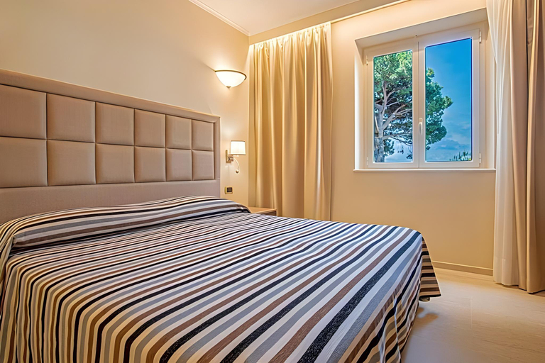 Bedroom 3, Grande Albergo, Genova