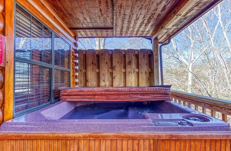 Outdoor spa tub, Twin Mountain, Sevier