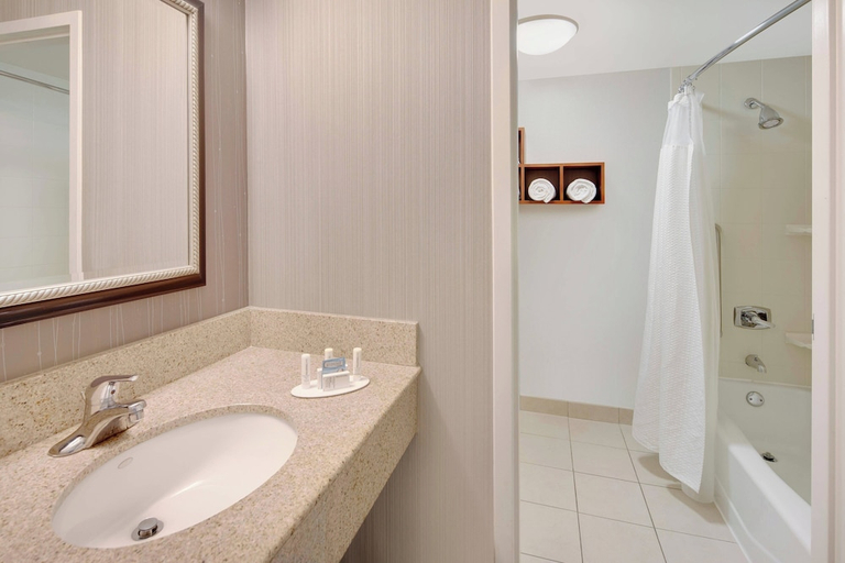 Bathroom 4, Courtyard by Marriott Southfield, Oakland