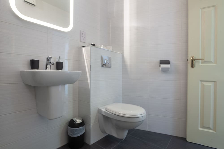 Bathroom 3, Hillgrove Hotel