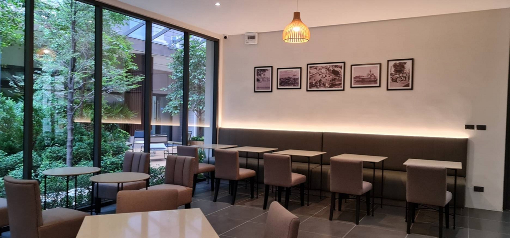 Restaurant 5, 35 Bow Hotel & Complex, Bang Plad