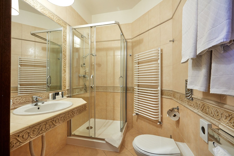 Bathroom 5, Grand Hotel Stamary Wellness Spa, Tatra
