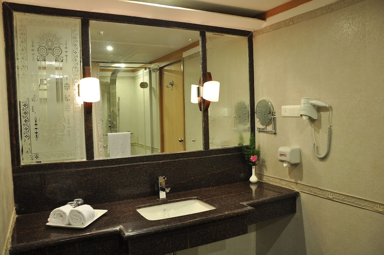 Bathroom 4, Hotel Babylon Inn, Raipur