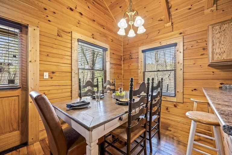 Dining 2, Lazy Dazy, Sevier