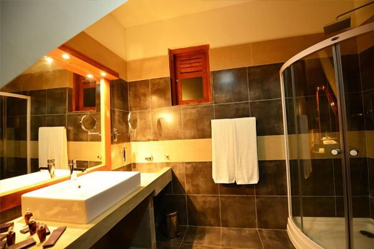 Bathroom, Laya Waves, Koralai Pattu (Valachchenai)
