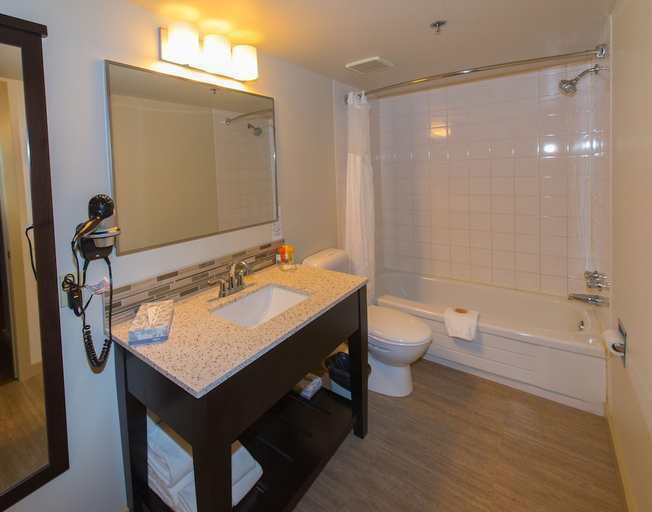 Bathroom 4, Capital Suites Yellowknife, Fort Smith