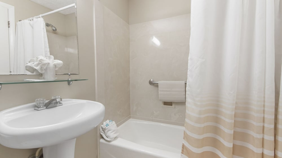 Bathroom 4, The Driftwood Lodge, Bay