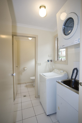 Bathroom 3, Hawthorn Gardens Serviced Apartments, Melbourne
