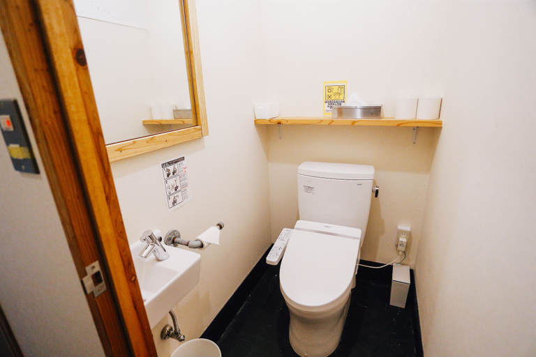 Bathroom 3, AIEN Coffee and hostel, Chatan