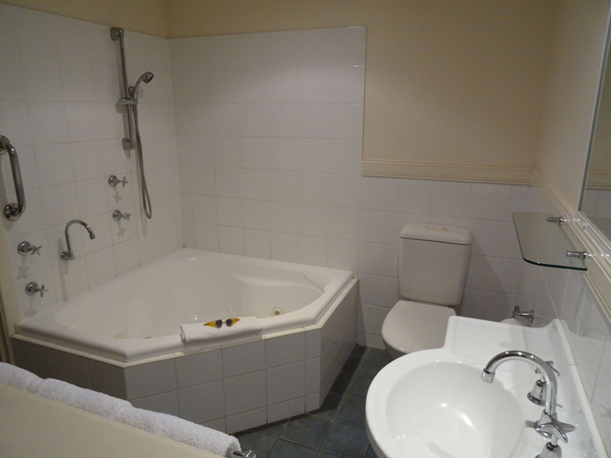 Bathroom 3, Aqualuna Beach Resort, Coffs Harbour - Pt A