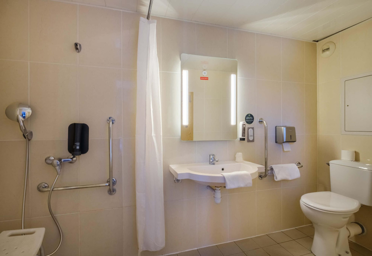 Bathroom 4, B&B HOTEL Antibes Sophia Antipolis, Alpes-Maritimes