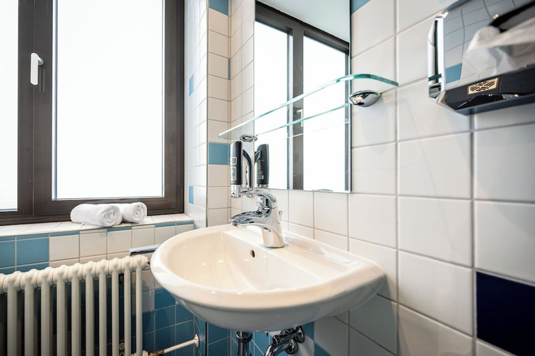 Bathroom 3, Axxe Motel Kassel Ost, Kassel