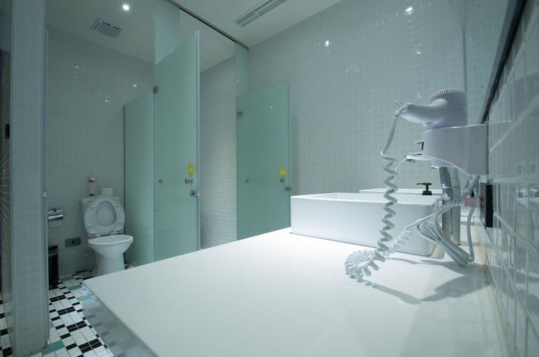 Bathroom 4, Let’s Hostel, Kaohsiung