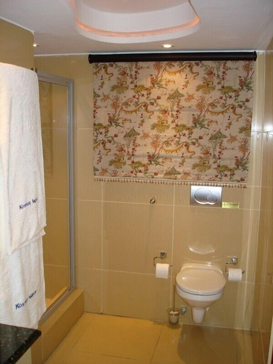 Bathroom 4, Kosmos Manor, Bojanala