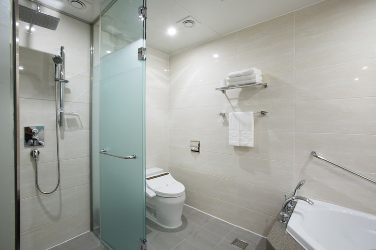 Bathroom 3, Dong Gyeong Hotel, Tongyeong