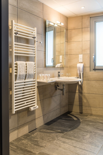Bathroom 4, Grand Hôtel de Courtoisville, Ille-et-Vilaine