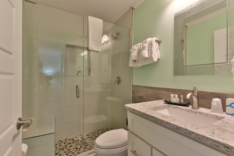 Bathroom 3, Tradewinds Beach Resort, Manatee