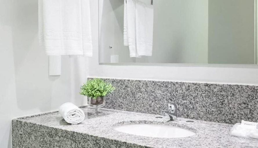Bathroom 4, Cambirela Hotel, Floriniapolis