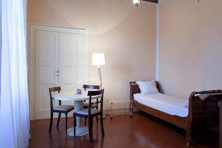 Bedroom 1, Cavour 33, Massa Carrara