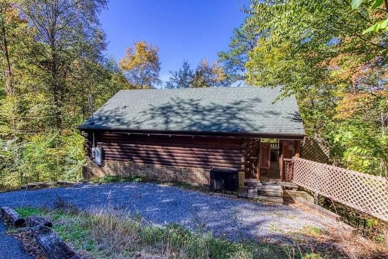 Exterior 5, Cozy Bear Lodge, Sevier
