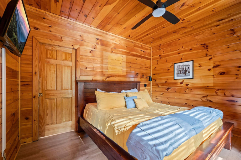 Bedroom 2, Cades Cove, Sevier